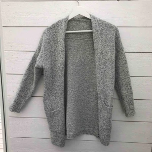  - Superfin kofta som endast är använd ett fåtal gånger. Säljer för 50 kr + frakt 😊💕 