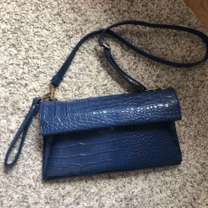  - Väska i skinnimitatipn köpt på second hand. Väldigt fin, lite avskavt vid spännet men inget som syns när väskan är stängd! Kan postas eller hämtas upp i Täby 🌸☀️