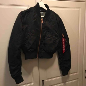Alpha industries jacka - FRAKT INGÅR I PRISET alpha industries bomberjacka i superfint skick