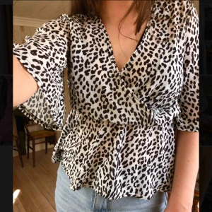 Leopard-topp - Snygg leopardtopp från Pretty Little thing. Aldrig använd, bara testad. Sitter superbra på och materialet är skönt och blir inte statiskt, men har tyvärr aldrig fått användning för den. Köpare står för frakt💕