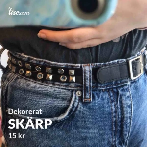  - Ett jätte snyggt skärp som är tvådelat med hål och pyramid paljetter🔼