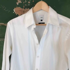  - Herrskjorta, så den sitter snyggt oversized på mig som har storlek S-M i dam