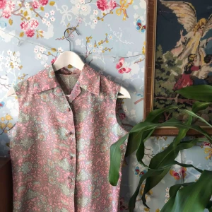  - En söt pastellfärgad blus. Köpt på beyond retro för några år sedan ✨🌟 fint skick!  Möts up eller fraktar: 42kr