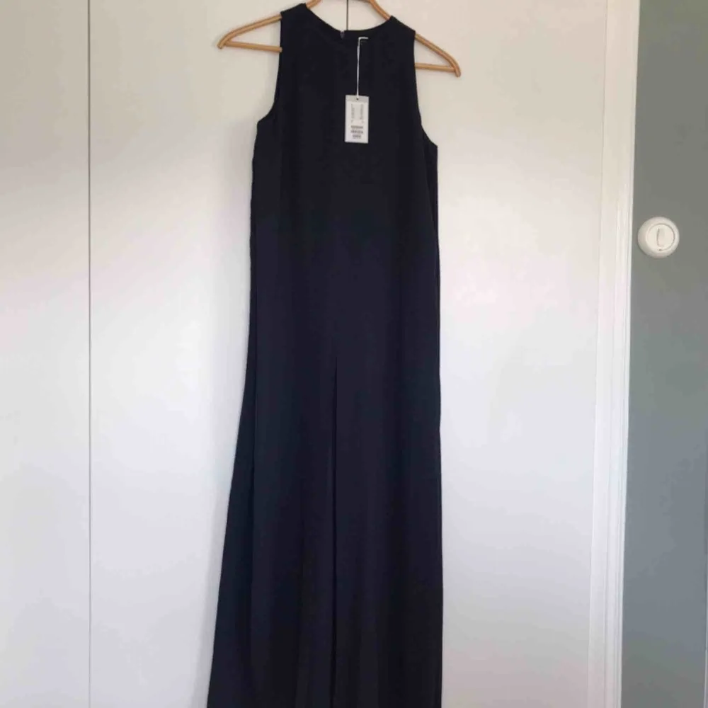 OBS! Klänningen jag säljer är mörkblå (sista bilden), inte svart som produktbilderna.  Oanvänd klänning från COS med prislapp kvar. 890 kr nypris. Klänningar.