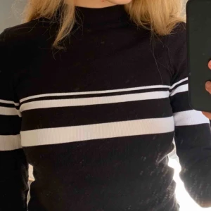  - Svart långärmad tröja från Monki med vita ränder, köparen står för frakten