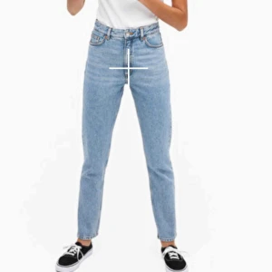  - Exakt likadana kimono jeans ifrån Monki, super fina och sparsamt använda!!!! Finns en liten defekt som skickas bild på vid intresserade köpare. Det är litet hål i framfickan.   Frakt 60kr. Nypris 400kr
