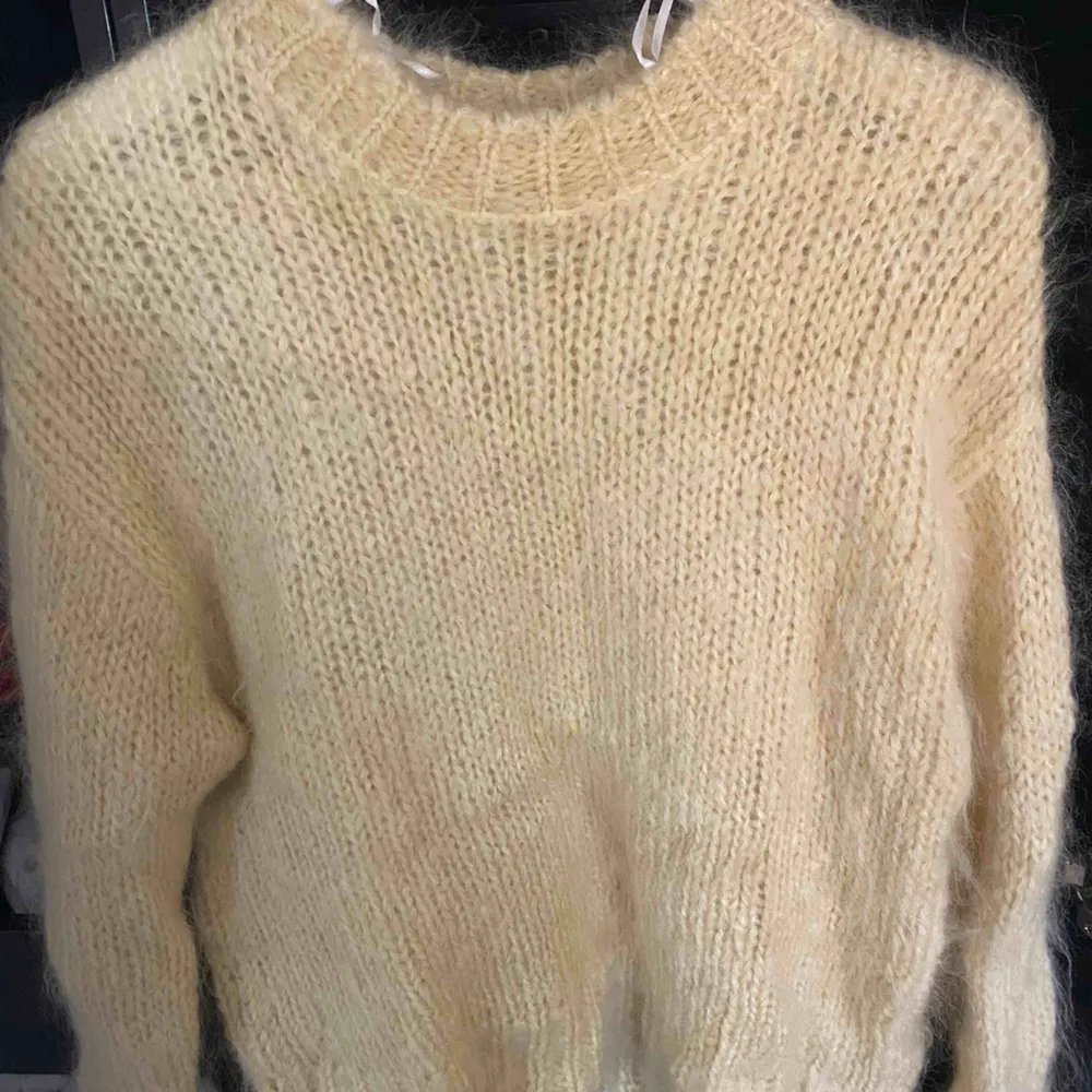 Pastellgul mohair tröja som aldrig blivit använd, as snyggt nu till våren! 🌻💞 Köparn står för frakten🤩💞. Tröjor & Koftor.