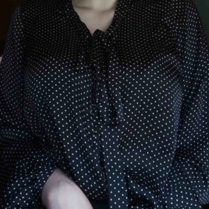 Knytblus - Söt knytblus i prickigt mönster, perfekt till den lite mer eleganta looken! Går att mötas upp i Kristianstad med omnejd eller fraktas.