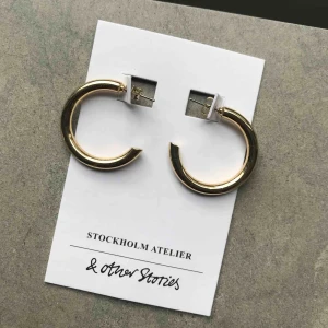  - Helt nya trendiga örhängen från Otherstories❤️ frakt tillkommer på 11kr😍 VID KÖP AV TRE ELLER FLER SÅ FÅR MAN GRATIS FRAKT- GÄLLER ALLA SMYCKEN