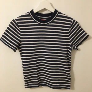 Tommy Hilfiger t-shirt - Fin randig Tommy t-shirt. Storlek S men skulle mer säga en XS. Säljer pga lite för liten för mig. Lite kortare i längd. Aldrig använd, nyskick. Nypris 350 kr. Köparen står för frakt. 📦