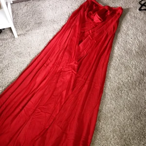 Röd omlott maxikjol - Maxikjol från Shein. Aldrig använd. 110cm. Frakt ingår🌸