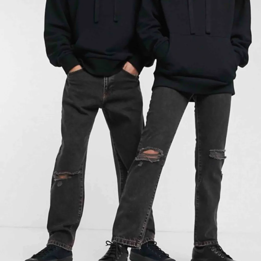 (Bilder tagna från asos hemsida)  Men sååå snygga jeans!! Endast använda en gång pga för små☺️ Det är en tjejmodell i stl W26L32 (COLLUSION x000) Orignalpris: 310 kr Köpare står för frakt!. Jeans & Byxor.