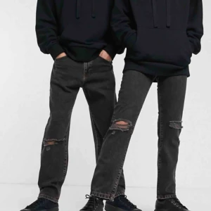  - (Bilder tagna från asos hemsida)  Men sååå snygga jeans!! Endast använda en gång pga för små☺️ Det är en tjejmodell i stl W26L32 (COLLUSION x000) Orignalpris: 310 kr Köpare står för frakt!