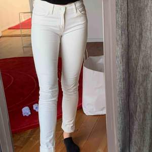 Ett par vita Levi’s jeans. Tajta och ganska lågmidjade. Själv har jag använt dom uppvikta men går självklart att vika ner om om vill de! Möts upp i Stockholm, annars står köpare för frakt.