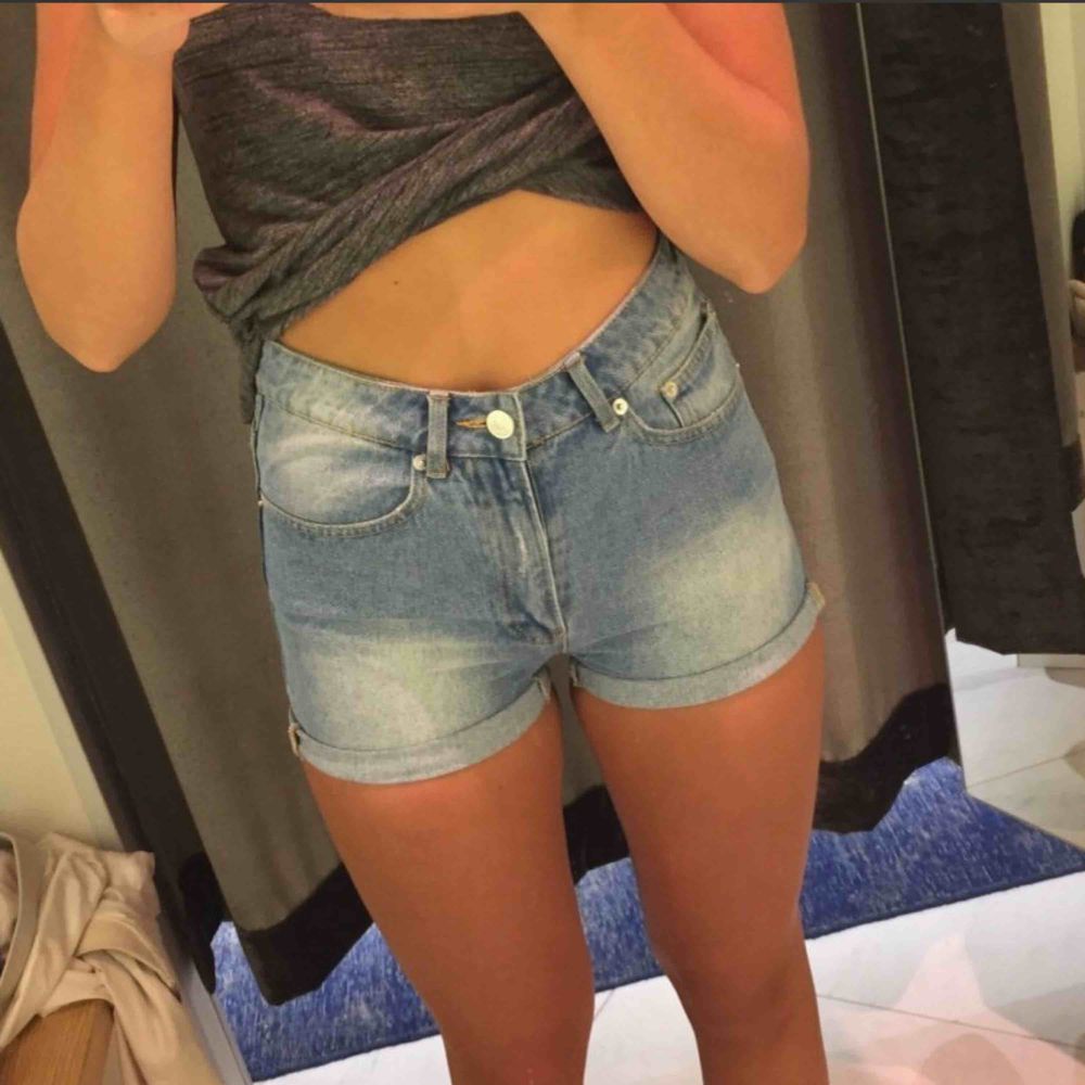 Oanvända jeansshorts från Bik Bok pga för små. Köparen står för frakten🌟🌟. Shorts.