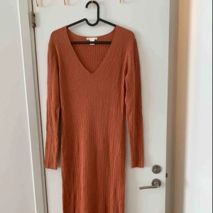  - Knappt använd roströd klänning från HM. Vadlång