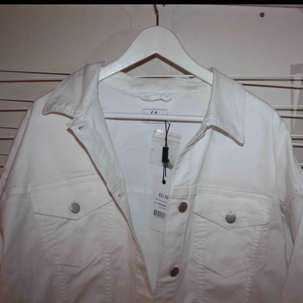 Helt ny vit jeansjacka från Hoss kollektion med NA-KD. Storlek 36. Oversize.  Frakt kostar 79kr. Jackor.