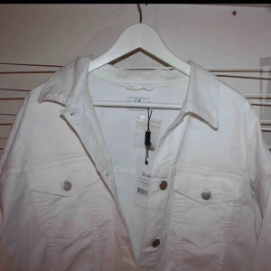 Vit jeansjacka NA-KD 36 Hoss - Helt ny vit jeansjacka från Hoss kollektion med NA-KD. Storlek 36. Oversize.  Frakt kostar 79kr