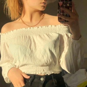  - Säljer min offshoulder topp från Hm, lappen bak i tröjan är avklippt så vet inte exakt storlek men tröjan sitter som en XS/S🤍