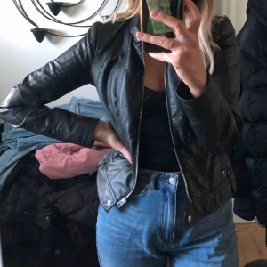  - Skinnjacka från Vero Moda, använd fåtal gånger!