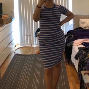  - Blå/orange/vit randig klänning från Cubus i storlek S men den är väldigt stretchig så den skulle kunna passa någon som bär storlek M. Klänningen är använd några gånger men o fint skick. Köparen står för frakt. <3