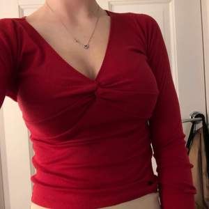 En snygg röd tröja från Hollister! Storleken är xs. Sitter bra på mig som vanligtvis är en storlek xs, passar även s. Betalas via swish och priset är inklusive frakt!😊