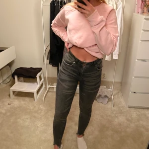 Gråa jeans - Jeans från bikbok i en grå färg. Ett litet hål vid en av bältes fållorna. Köpta för 399 eller 499kr. Välanvända men i bra skick förrutom det lilla hålet. Frakt tillkommer. 