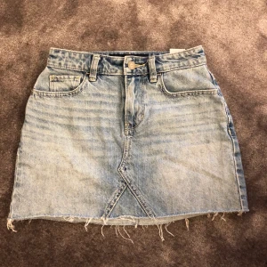 Snygg kjol från Hollister  - En somrig kjol från Hollister. Den har en fin färg och är en allmänt snygg jeanskjol. Den är storlek W23. Priset är inklusive frakt och de betalas via swish😊