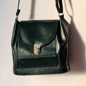  - Kaxig Calvin Klein väska med justerbara band🖤✨ Superbra kvalle och får plats med massa saker🥰🤟 Denna praktiska väska Lyfter upp din look till en ny nivå👻 