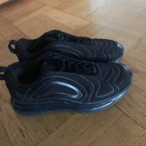  - OANVÄNDA NIKE 720 Oanvända, köpa på zalando för runt 1800kr Säljes pga ingen användning av de Storlek 37 men passar mig som har 38 Perfekt skick