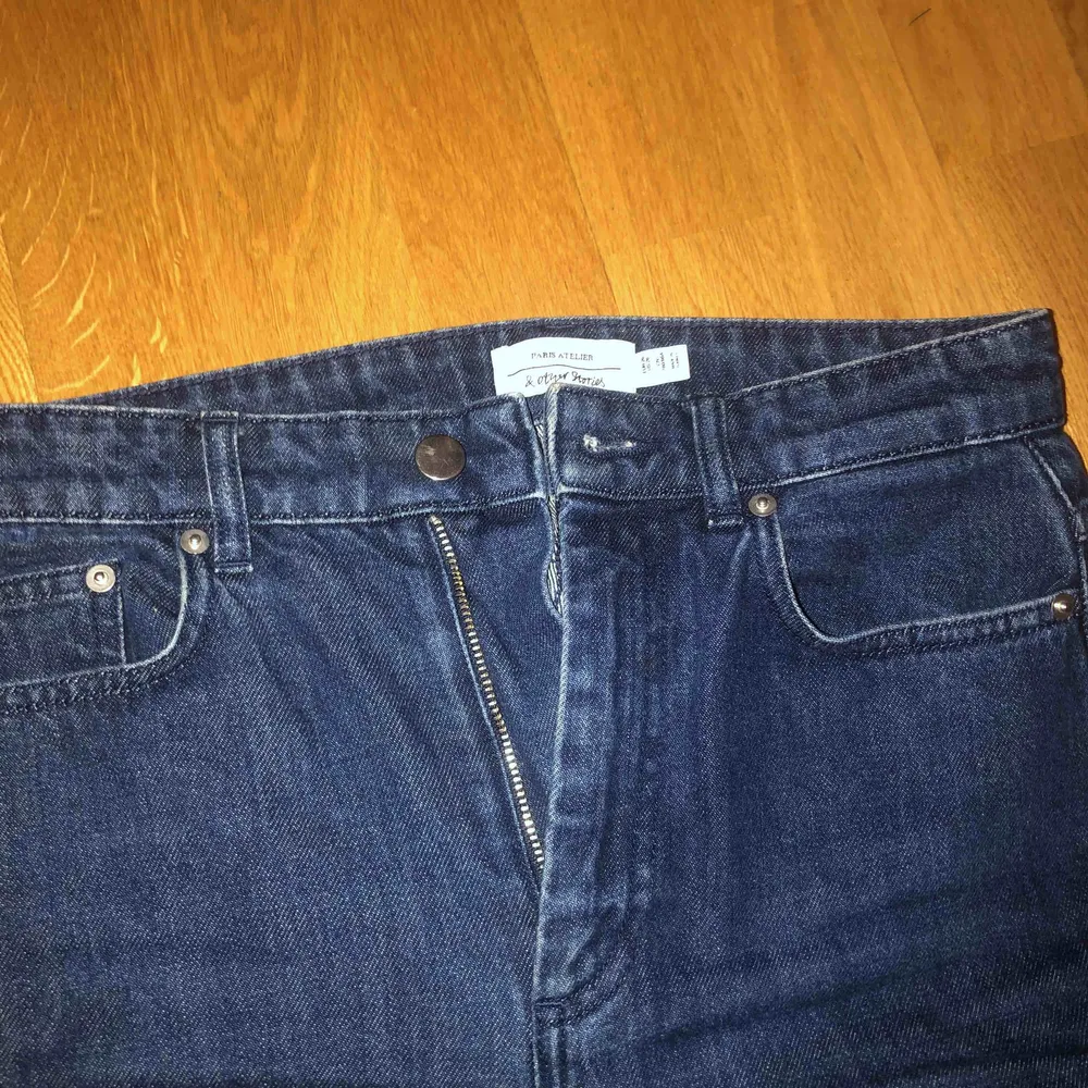 Snygga raka jeans från & stories. Dom är mörkare där nere! Knappt använda! Frakt ingår inte🥰. Jeans & Byxor.