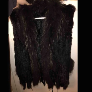  - En äkta pälsväst, jätte snygg och knappt använd 