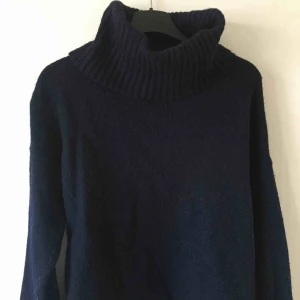  - Marinblå polotröja i 25% ull från Gap som inte sticks. Den är lite nopprig, därav priset. Supermysig, men den kommer tyvärr inte till användning längre. Kan frakta, mötas upp vid Vaksala torg i Uppsala eller i Älvsjö i Stockholm. 