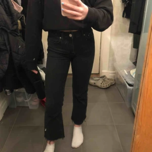  - Säljer dessa svarta fina jeans från Gina tricot för att dom aldrig används längre. Dom är använda max 6 ggr💕💕 
