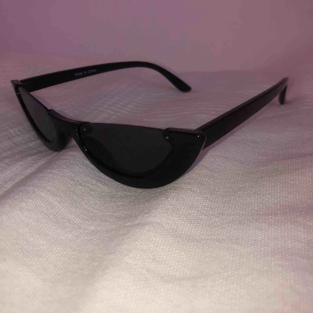Ett par oanvända svarta kattiga solglasögon! Köparen står för frakt. Accessoarer.