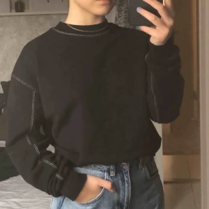  - En något croppad sweatshirt från Pull&Bear! Säljer denna då den aldrig kommer till användning. Frakten är inräknad i priset och betalning sker via swish <3