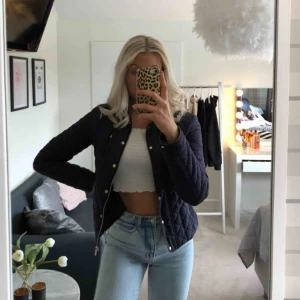  - Fin jacka från Zara i marinblått med guldiga knappar. Precis som på alla jackor har dock färgen på några av knaparna skavts av lite, men inget jag anser att man tänker på. Det är en storlek M som är ganska liten i storleken🥰