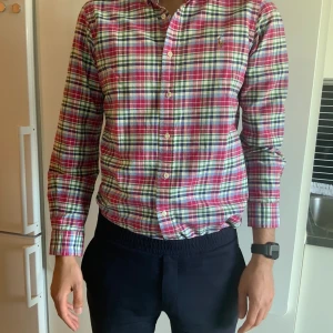 Ralph Lauren-skjorta - Så gott som oanvänd. Inhandlad på Ralph Lauren i New York. Storlek small. Modellen är 190 cm. Nypris cirka 1000 kronor.