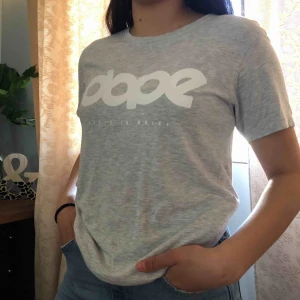 DOPE t-shirt - Äkta dope t-shirt, jätte fint skick, använd ca 2-3 gånger... säljer då den inte används 🪐 ... Kolla gärna in resten i min profil 🌎 Pris går att diskuteras!  Köpare står för frakt  📦 (44kr) totalt- 134kr 