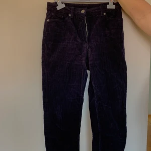 Mörkt marinblå anchesterbyxa - Ser svarta ut, men icke sa nicke, dom är jättefint mörkt marinblå! Korta i ankeln på mig som är 168☺️Priset är exkl frakt🌿