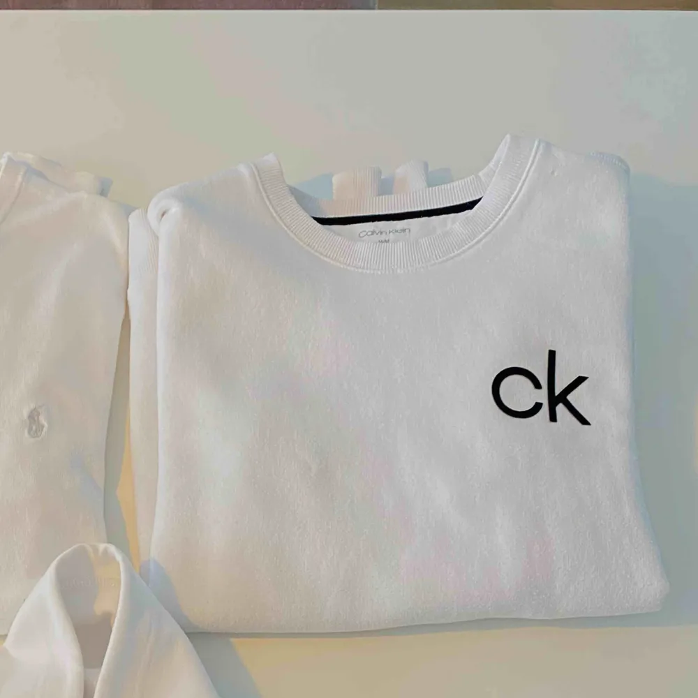 Stickad tröja från Calvin Klein i strl M. Mycket bra skick på plagget!. Stickat.