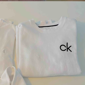 - Stickad tröja från Calvin Klein i strl M. Mycket bra skick på plagget!