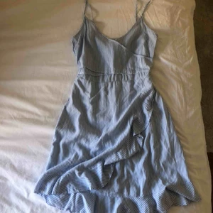  - Såå fin klänning från h&m som jag tror köptes förra sommarn, jättehärliga ljusblå ränder
