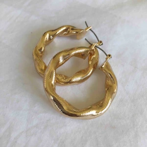  - Helt nya guldiga örhängen, ungefär 3-4cm i diametern (frakt tillkommer) 