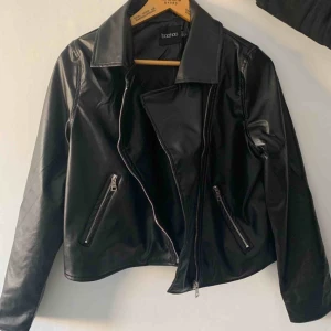  - Säljer en helt ny skinnjacka från boohoo, endast testad. Mer som en St 36. Frakt tillkommer på 65kr