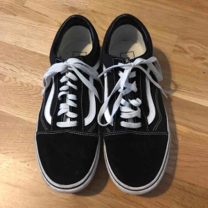  - Vans Old Skool Platform 👟 använda 2-3 gånger, så mycket bra skick! Kan mötas i Stockholm eller frakta, frakt ingår inte i priset 💕