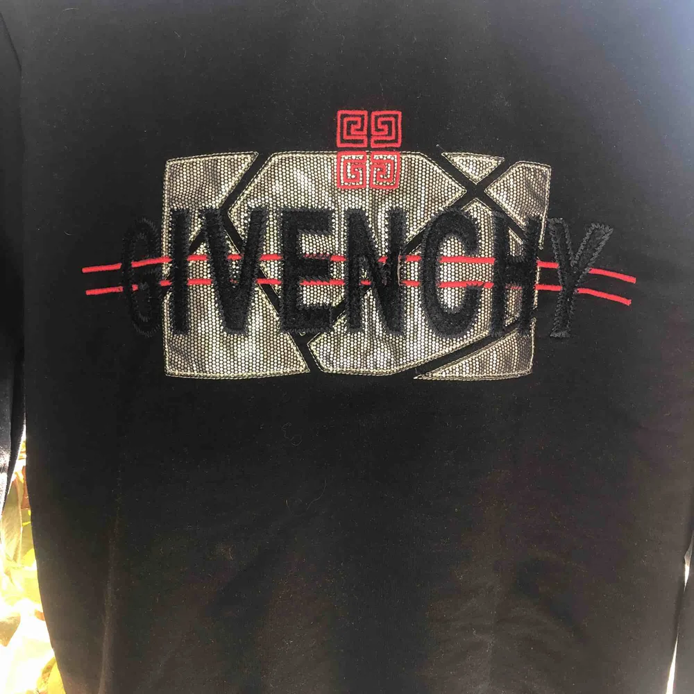 Givenchy tröja  1:1 Storlek S  Fint skick, aldrig använd. Frakt 90kr. Tröjor & Koftor.