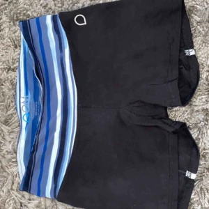  - Shorts  Träning Formar sig efter kroppen Svarta och blå