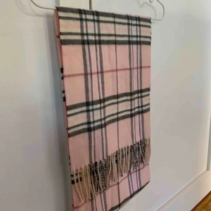  - Puderrosa halsduk med rutit mönster! Endast använd ett fåtal gånger och är i nyskick 🙌🏽 kund står för frakten! 