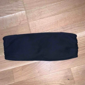  - H&M - Bikini topp Svart Oanvänd Sparar vatten: 1 450 liter Sparat CO2: 1.3 kg